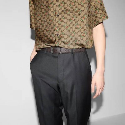 各式基础款配饰惊艳亮相Gucci 2024早秋系列，缔就实用性与时尚感兼济的百搭单品。这款腰带选用黑色皮革匠心打造，巧妙融入长方形银色调腰带扣和Gucci刻花腰