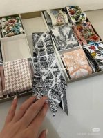 Dior迪奥Twilly丝巾，巴黎地图款式经典，造型修长，两端尖角设计，背面饰以对比鲜明的Christian Dior标志条形图案。上身效果非常赞！随意一搭就是