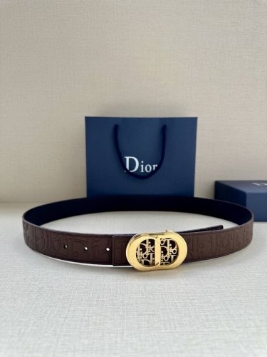 宽度3.5Cm 这款金属覆层不锈钢腰带扣展示 Cd Icon 标志和 Oblique Cosmo 图案，致敬 Dior 的经典图案。可与各式 35 毫米腰带搭配