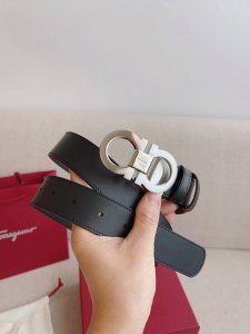 菲拉格慕 Ferragamo焕新演绎经典系列，永不过时。以现代风格重新诠释衣橱中不可或缺的经典配饰。呈现一丝时髦气息。皮带采用新颖工艺设计，长度可调节，实现量身