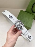 宽带4.0Cm Gucci 作为Adidas X Gucci联名系列之一 这款皮革腰带饰有Gucci Trefoil印花 Adidas和Gucci大胆探索联名系