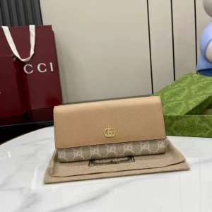 顶配版 Gucci新品采用进口原厂皮，进口线，新款Ophidia系列 采用意大利进口小牛皮，配以经典双G五金，新的式样和轮廓托的新作登场了。结构形状，其中内侧被