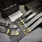 Dg，宽3.5㎝ Dolce&Gabbana 全新小牛皮腰带，干练摩登配饰，缀以缎纹金色电镀金属细节。小牛皮腰带。缀以缎纹金色电镀金属。滚轴搭扣与单针带扣