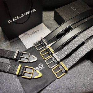 Dg，宽3.5㎝ Dolce&Gabbana 全新小牛皮腰带，干练摩登配饰，缀以缎纹金色电镀金属细节。小牛皮腰带。缀以缎纹金色电镀金属。滚轴搭扣与单针带扣