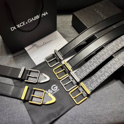 Dg，宽3.5㎝ Dolce&Gabbana 全新小牛皮腰带，干练摩登配饰，缀以缎纹金色电镀金属细节。小牛皮腰带。缀以缎纹金色电镀金属。滚轴搭扣与单针带扣