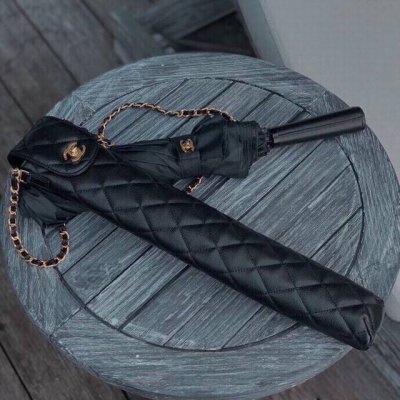 Chanel香奈儿中古雨伞时尚博主人手一套，造型神器！复古伞型+菱格鱼子酱伞套 出片率极高！自带高级感！伞包双C五金！细节完爆