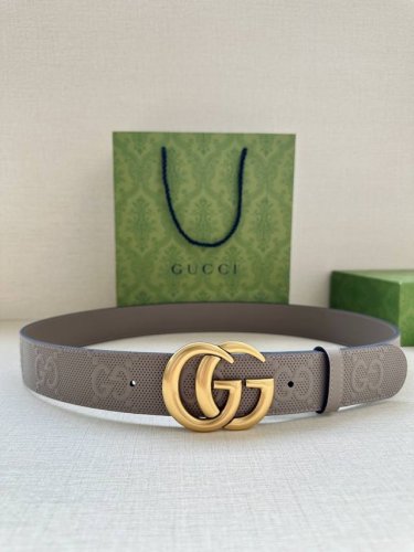 特 宽度4.0Cm Gucci 这款单品将品牌的过去与未来贯通在一起，以现代风格的全新设计诠释了经典设计元素。Guccio Gucci字母交织图案巧妙融入纹理和
