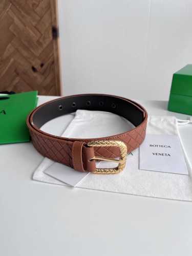 Bv 2025最新款男士编织腰带 纯手工Intreccio小格子编织 双面意大利小牛皮搭配编织纹理设计金色针扣 金属圈皮带孔 皮带宽度35Mm 颜色: 土黄色