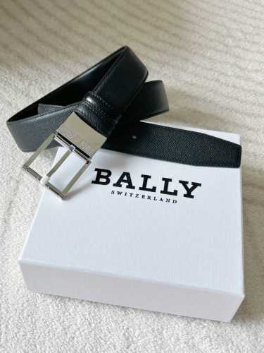 Bally 双面用皮带，宽度3.4Cm 百搭黑色沉稳大气，掌纹皮质感满满，搭配简约银色扣头 ，尽显奢华格调。无论是商务正装，还是休闲穿搭，它都能轻松适配，为整体