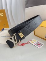 品名： Lv..路易..威登腰带皮带原单 型号：挂扣，经典纯钢材质亚克力面字母挂扣，头层牛皮，图片实物拍摄 材料：头层牛皮，挂扣系列，纯钢材质扣头，钯镀电镀工艺