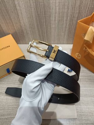 配全套包装礼盒 这款Taurillon 腰带采用Lv Logo金属环设计，适合沉稳低调的男士使用。-Taurillon 进口荔枝纹牛皮腰带，小牛皮内衬经典设计，