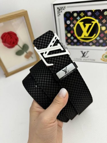 品名：Lv..路易..威登原单 材质：原单牛皮腰带 百分百头层牛皮腰带保证真皮，24K纯钢扣，专柜原单品质、做工精细，时尚大牌，送人自用首选包装： 请认准如图专