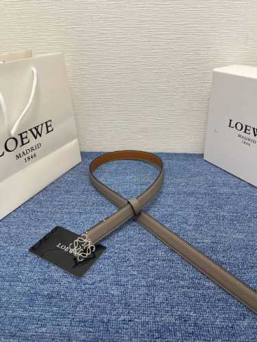 特 Loewe 罗意威 专柜最新同款腰带 选用光滑牛皮革腰带 饰以金属Loewe腰带扣五孔调节 卓越的工艺 个性的造型 精美的材质 宽:2．0宽