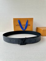 4.0宽Lv Dimension 双面腰带出自创意总监 Pharrell Williams 之手，为 Monogram Eclipse 帆布搭配Lv 字母双层奶