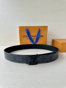 4.0宽Lv Dimension 双面腰带出自创意总监 Pharrell Williams 之手，为 Monogram Eclipse 帆布搭配Lv 字母双层奶