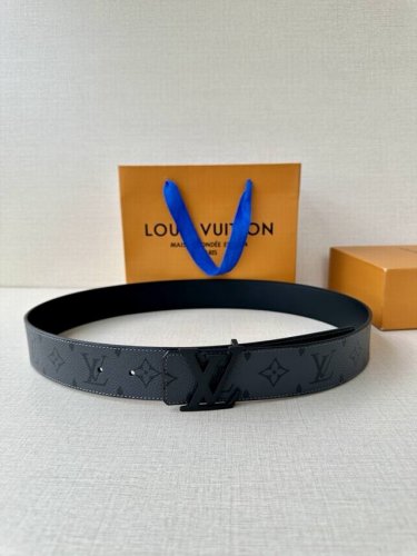 4.0宽Lv Dimension 双面腰带出自创意总监 Pharrell Williams 之手，为 Monogram Eclipse 帆布搭配Lv 字母双层奶