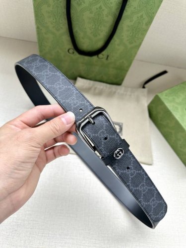 宽度3.5Cm Gucci Gg Supreme帆布在每一季都以新颖方式焕新演绎 在本季中 此标志性材质为这款带有深色Gg字母交织图案的男士经典款腰带注入品牌精
