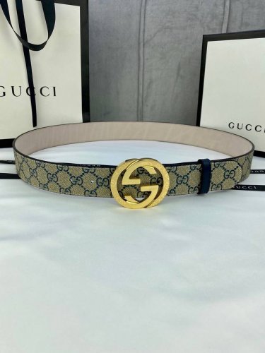 宽度4.0Cm Gucci Marmont系列每一季都会推陈出新，为灵感源于70年代的标志性gg钢扣配件注入现代精髓。这款gg Supreme帆布腰带反面采用黑