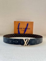 特 4.0宽 Lv Line 双面腰带以 Monogram Eclipse Reverse 帆布和牛皮革展露潮流气息，并将相同色彩理念延续至边染 与当季鞋履搭配