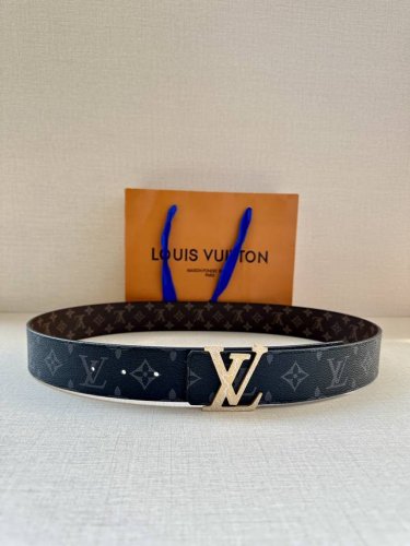 特 4.0宽 Lv Line 双面腰带以 Monogram Eclipse Reverse 帆布和牛皮革展露潮流气息，并将相同色彩理念延续至边染 与当季鞋履搭配