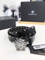 皮革腰带，以经典 Versace 美杜莎头像装饰，皮带配有闪亮五金，增添造型魅力。完美时尚必备单品。4.0宽