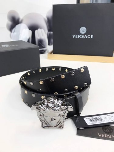 皮革腰带，以经典 Versace 美杜莎头像装饰，皮带配有闪亮五金，增添造型魅力。完美时尚必备单品。4.0宽