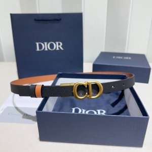 Christian Dior 迪奥 30 Montaigne 双面腰带 采用手掌纹搭配平纹双面头层牛皮精品纯铜扣头打造 柔软细腻，裙装大衣必备、双面可用,百搭大