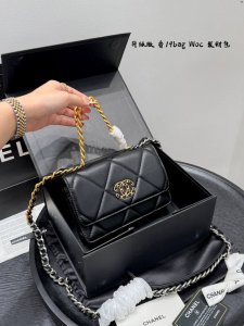 配折叠盒 Size ：19*12Cm 香奈儿香19Bag发财包 Woc 链条包 品质很不错！ 包包有卡位 有暗袋！很实用！