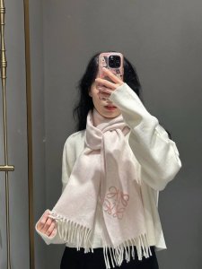 罗意威Loewe2025最新款最火围巾，双面羊毛和羊绒围巾，点缀双色格纹 Anagram 缇花图案。奶茶色此款围巾号称断货王，上身效果真是没话说！对版的植绒标到