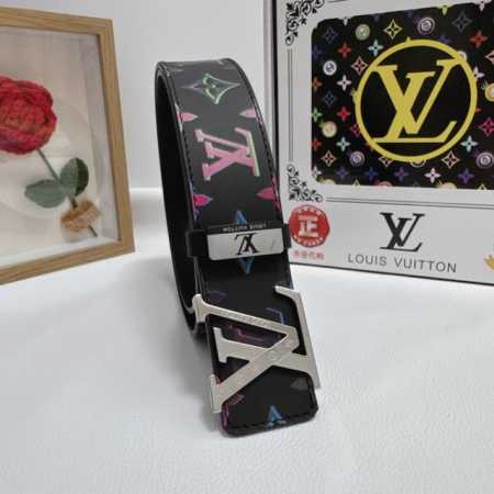 品名：Lv..路易..威登 材质：原单牛皮腰带 百分百头层牛皮腰带保证真皮，24K纯钢扣，专柜原单品质、做工精细，时尚大牌，送人自用首选 包装： 请认准如图专柜 - 点击图像关闭