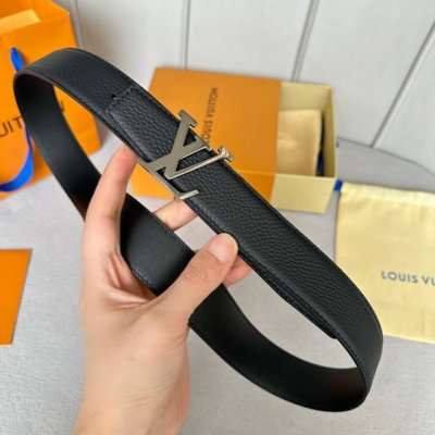 特 寬度：35mm Lv S-Lock系列 寬度3.5cm 精緻的字母搭扣 搭配驢家法國原廠荔枝紋皮料 雙面用