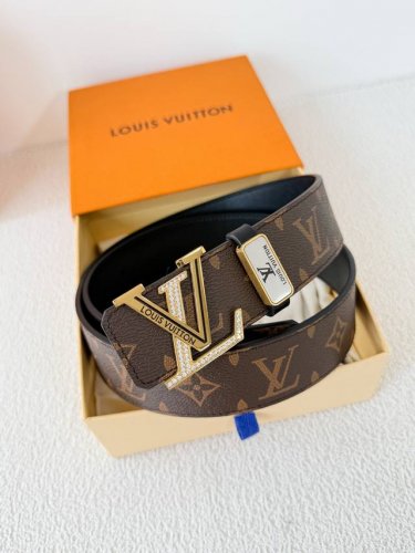 品名： Lv..路易..威登腰带皮带原单 型号：挂扣，经典纯钢材质镶钻挂扣，头层牛皮，图片实物拍摄 材料：头层牛皮，挂扣系列，纯钢材质扣头，钯镀电镀工艺永不掉色