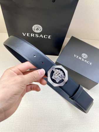 宽度4.0cm 范思哲 此款平纹皮底 腰带饰有标志性的Versace美杜莎头像扣，彰显品牌格调。是一款精美的衣橱必备单品。 - 点击图像关闭