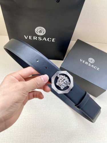 宽度4.0cm 范思哲 此款平纹皮底 腰带饰有标志性的Versace美杜莎头像扣，彰显品牌格调。是一款精美的衣橱必备单品。