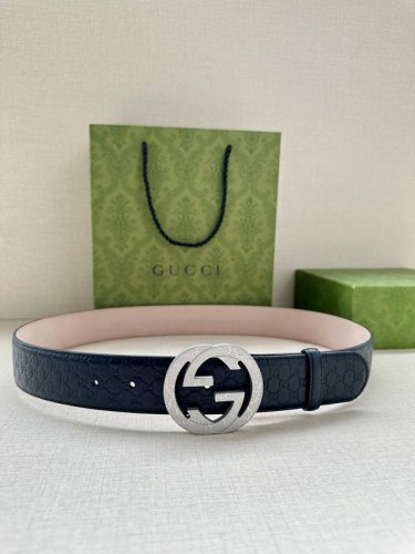 带宽3.8Cm Gucci 互扣式双g原单纹理钢扣腰带，采用热压印技术的gucci Signature皮革精制而成，触感厚实，印花图案清晰分明。