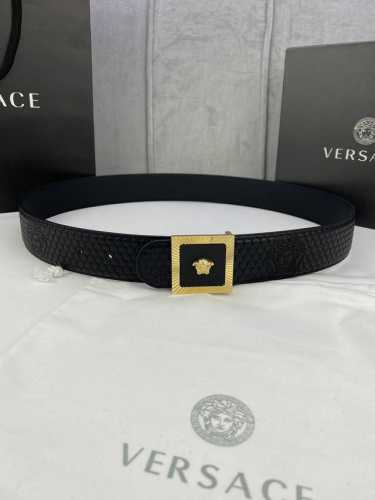 特 宽度4.0 Cm Versace范思哲此款原版皮带饰有Versace品牌标志：3D美杜莎皮带扣，这也是Palazzo系列的一部分。