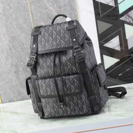 这款 Dior Hit The Road 双肩背包是本季的全新款式，将现代风格与 Dio 的高订精神融为一体。采用迪奥黑 Cd Diamond 图案帆布精心制作 - 点击图像关闭