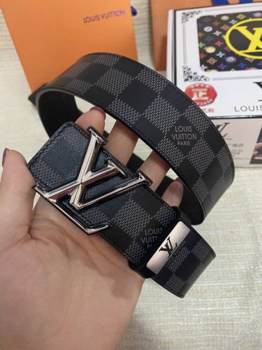 品名：Lv..路易..威登原单 材质：原单牛皮腰带 百分百头层牛皮腰带保证真皮，24K纯钢扣，专柜原单品质、做工精细，时尚大牌，送人自用首选 包装： 请认准如图
