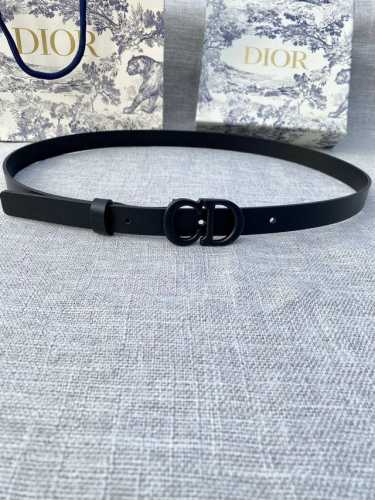 特 宽度2.0Cm Dior 迪奧 爆款平面無線帶身 Saddle牛皮革皮带。 烤漆金属“Cd”标志 採用進口雙面頭層牛皮