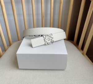 Loewe 罗意威专柜最新同款腰带 双面头层牛皮 正反面两穿腰带 选用压纹丝绸牛皮革制成 反复Anagram图案 配有Loewe Anagram针扣 女神们的首