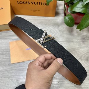 Lv.路易威登 宽40Mm双面原版小牛皮 搭配单钌钯电镀扣 完美的手感.油边 出众的设计.风格 高贵奢华 时尚大方 高清实拍 货真价实 品质保证 双面用