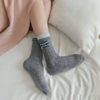 配包装 一盒四双 Miumiu 缪缪高品质超级爆款网红袜子Miu家官网同步饰品字母中筒袜，Ins明星网红推荐火爆至极纯棉材质，轻薄柔软透气，四季通用，欧美大牌街