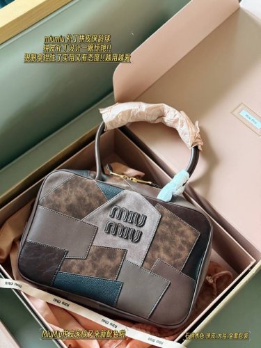 牛皮 配全套包装 Size：35*22Cm Miumiu拼皮家族又来新配色啦 Miumiu保龄球 公文包 Miu又来抢钱了新款帆布公文包 来咯 ！ 背起来都很N