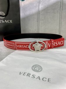 宽度4.0Cm Versace 范思哲 此款Palazzo腰带采用牛皮革面料制作，并饰有Le Pop Classique图案印花和标志性的美杜莎五金配件。