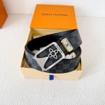 品名： Lv..路易..威登腰带皮带原单 型号：挂扣，经典纯钢材质挂扣，头层牛皮，图片实物拍摄 材料：头层牛皮，挂扣系列，纯钢材质扣头，钯镀电镀工艺永不掉色。原