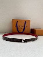 2.0宽 本款 Lv Iconic 双面腰带以纤细剪裁迎接新季，搭配标志性 Iconic 搭扣，无论展现 Monogram Reverse 帆布或素雅牛皮革，均