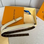 特 寬度：20Mm Lv S-Lock系列 寬度20Mm 驢家法國女士腰帶 全新風格定制帆布面料襯托細膩的進口小牛皮 皮帶末端有金色金屬花卉點綴 花卉側面視有L