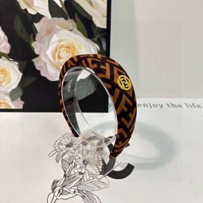 特 配专柜包装 Fendi 芬迪 最新Ff发箍 小仙女快入手 特殊材质 不嘞头 可盐可甜～