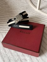 特 Bally 巴利专柜同款 男士时尚布配皮双用腰带 宽 3.4Cm Tamal 融入了永恒经典的 Bally 黑白条纹，且具有充满现代感。固定式双面设计加上别