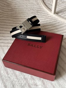 特 Bally 巴利专柜同款 男士时尚布配皮双用腰带 宽 3.4Cm Tamal 融入了永恒经典的 Bally 黑白条纹，且具有充满现代感。固定式双面设计加上别